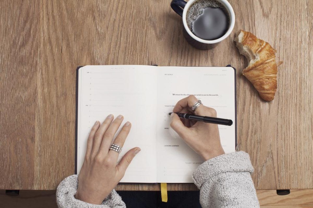 Cuaderno y anotaciones sobre un escritorio de estudio
