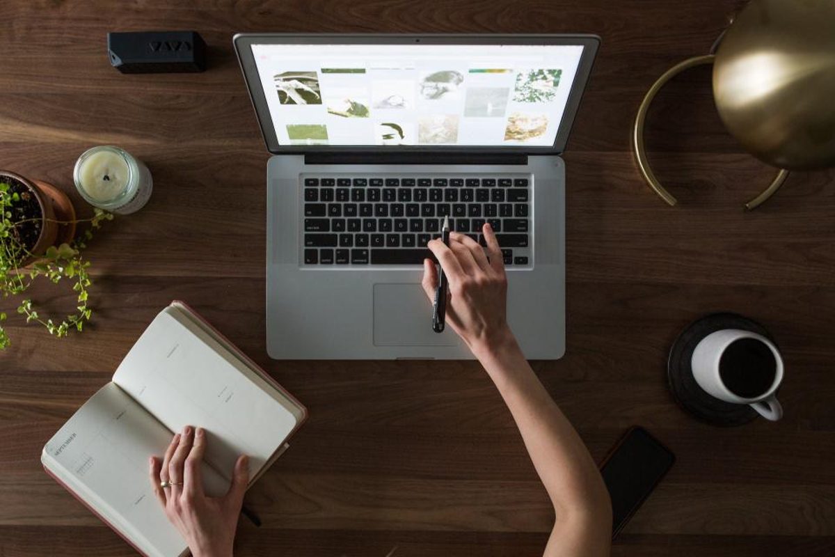 Escritorio con notebook y cuaderno para seguir las clases online